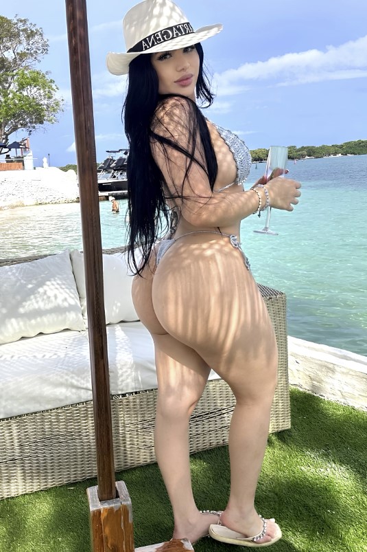 mersinescortaleyna-1 Mersin Escort Aleyna Yatakta Profesyonel Birisiyim